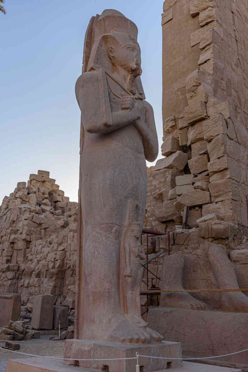 Egipto 083 - Luxor - Templo de Karnak - estatua de Pinedyem I.jpg